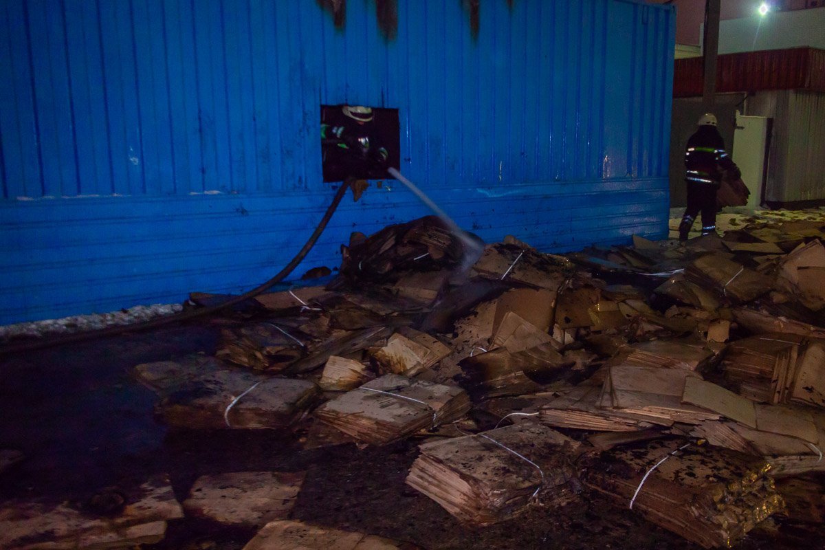 Загорелся склад с бумагой