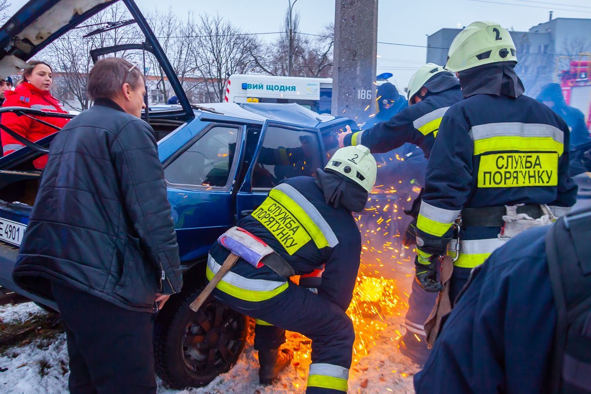 Водителя и пассажиров извлекали спасатели