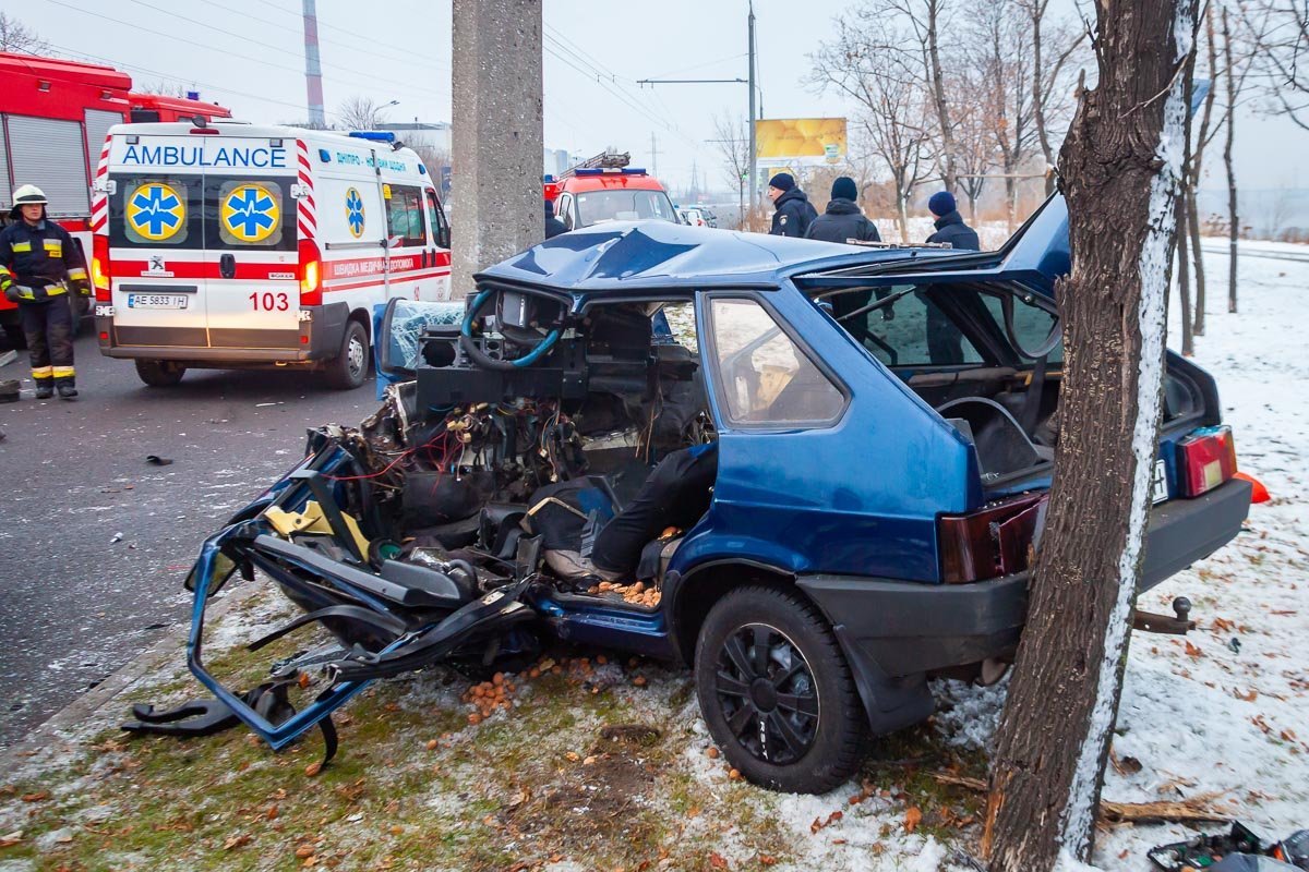 Водителя ВАЗ госпитализировали в 16-ю больницу
