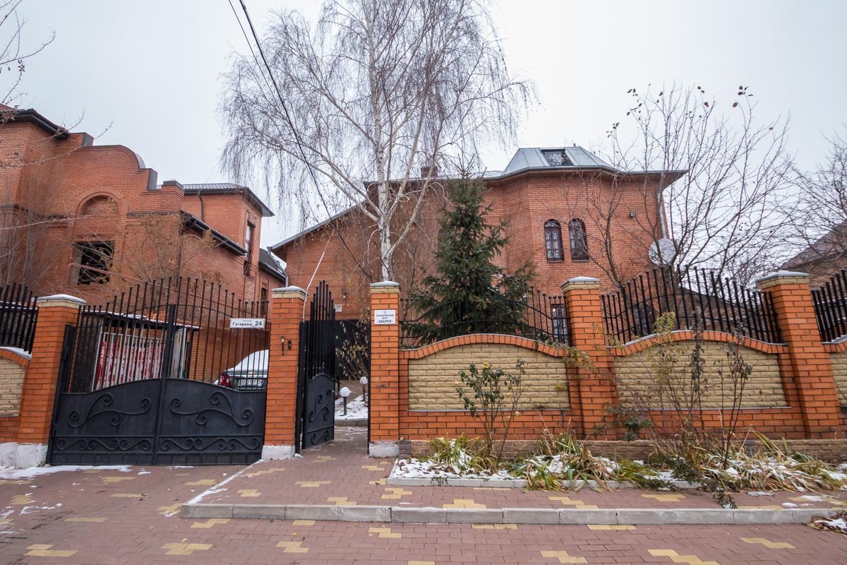 С виду дом ничем не отличается от остальных