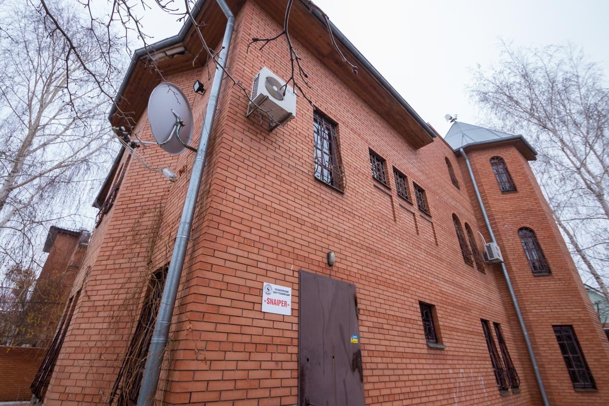 Решетки на окнах говорят о том, что здесь вряд ли живет счастливая семья