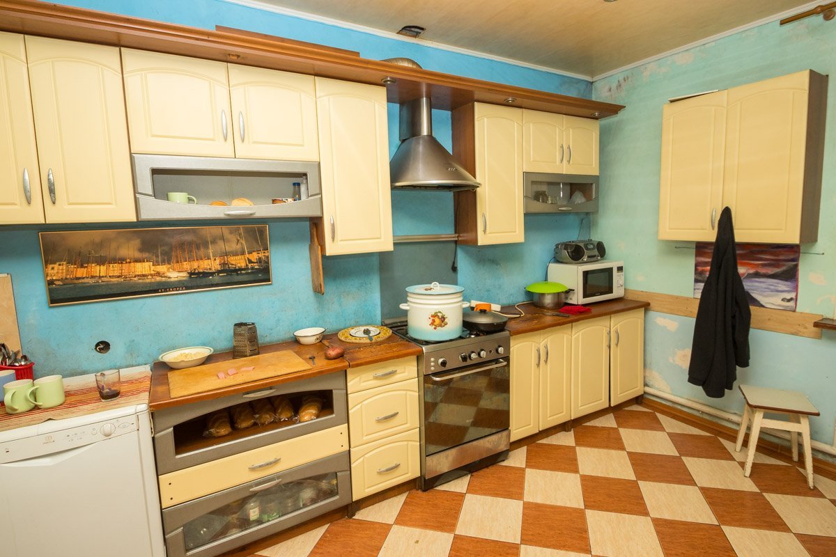 На первый взгляд кажется, что попал в обычный детский лагерь