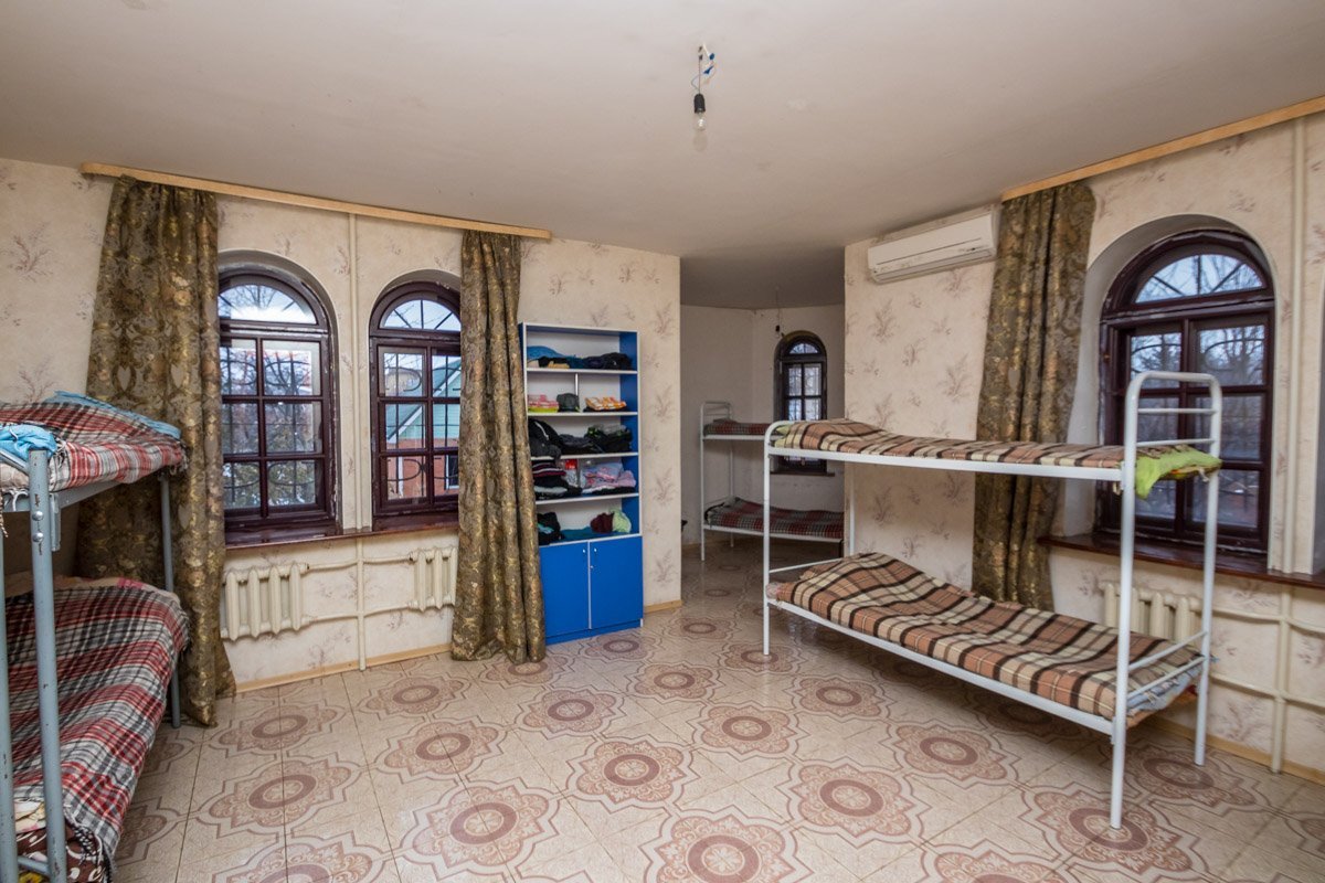 В каждой из комнат стоят двухярусные кровати