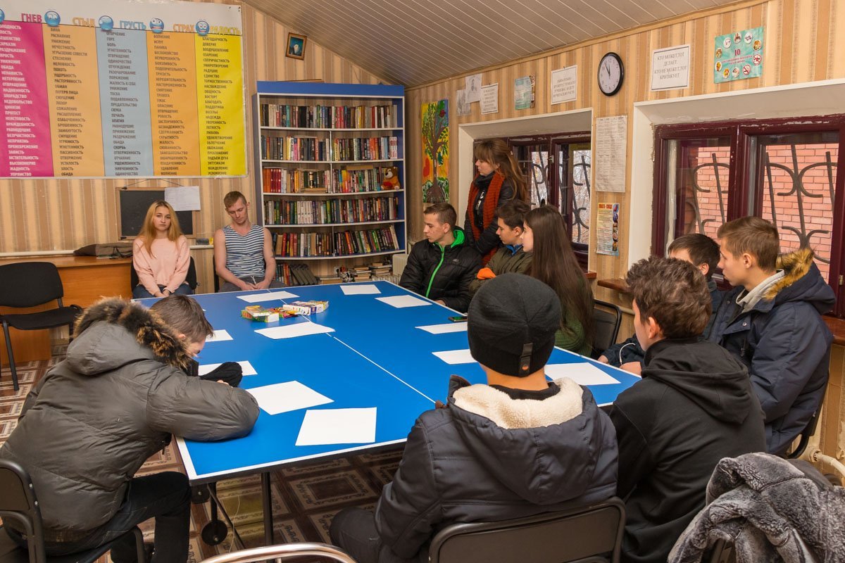 Директор одной из местных школ решил рискнуть и позволил 10-Б классу пообщаться с реабилитантами