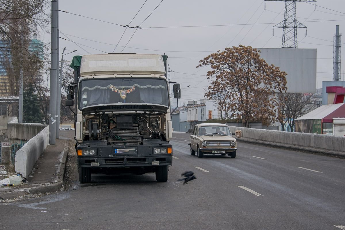 Автомобиль стоит на проезжей части, поэтому, вероятно, недомогание он почувствовал в пути Автомобиль стоит на проезжей части, поэтому, вероятно, недомогание он почувствовал в пути
