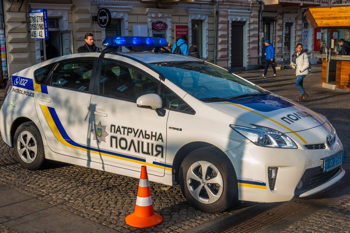 На Европейскую площадь даже загнали патрульный автомобиль