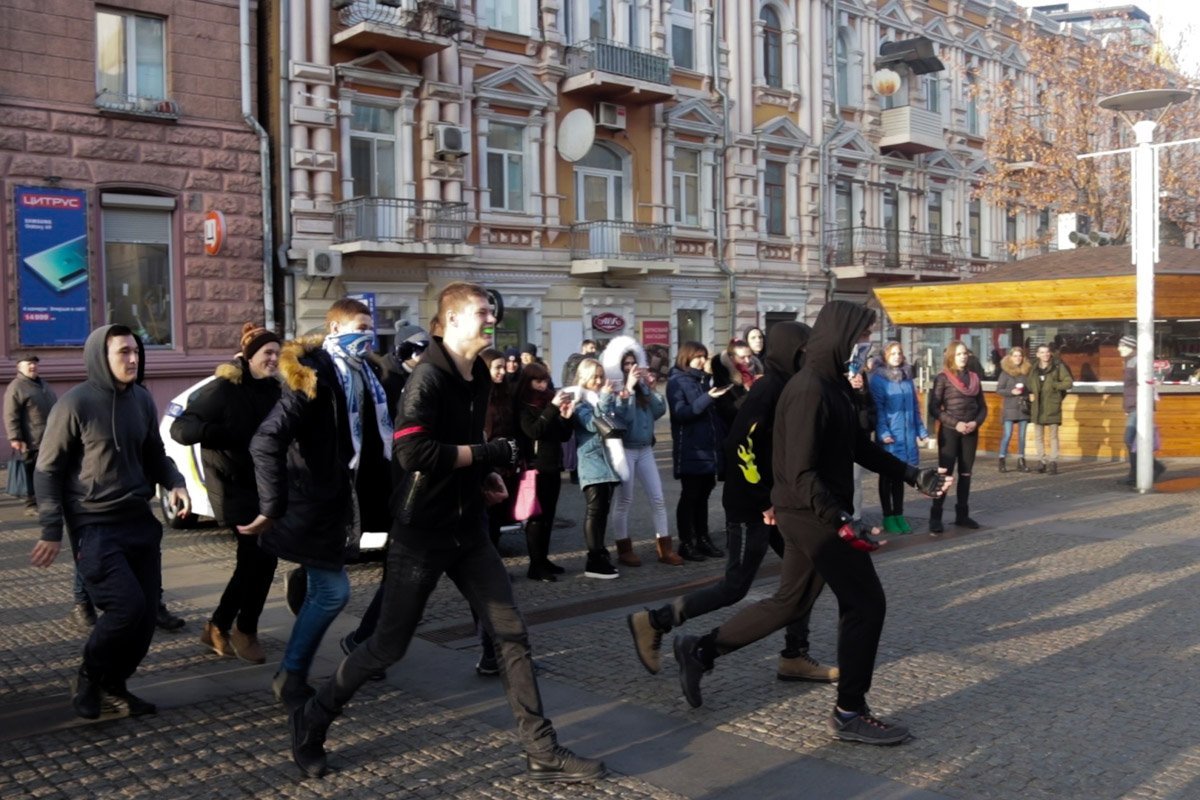 По легенде, между двумя группами футбольных фанатов произошла потасовка