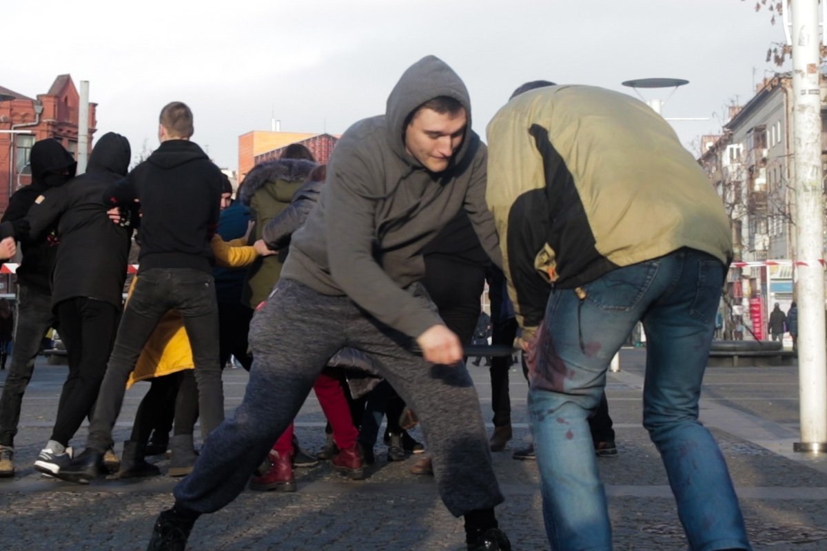 В ходе драки одного из парней якобы ударили ножом