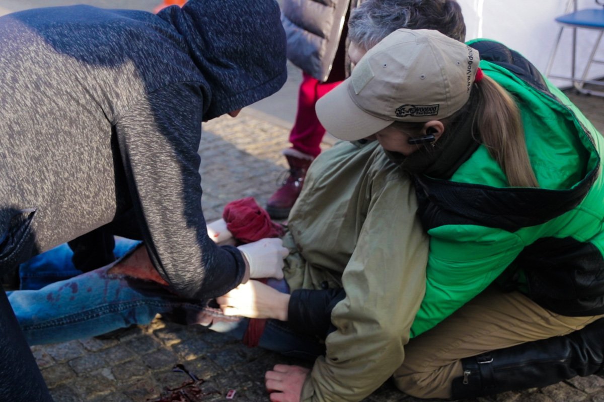 Прохожие бросили оказывать ему первую помощь