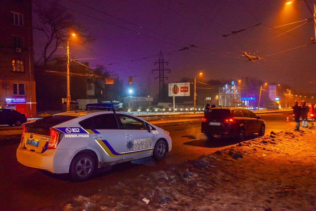 На проспекте Богдана Хмельницкого неизвестный стрелял в Opel