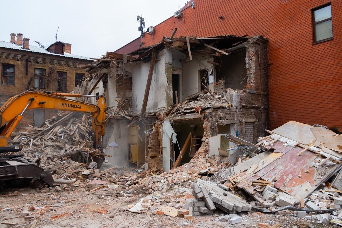 По словам рабочих, долгое время в доме никто не жил По словам рабочих, долгое время в доме никто не жил