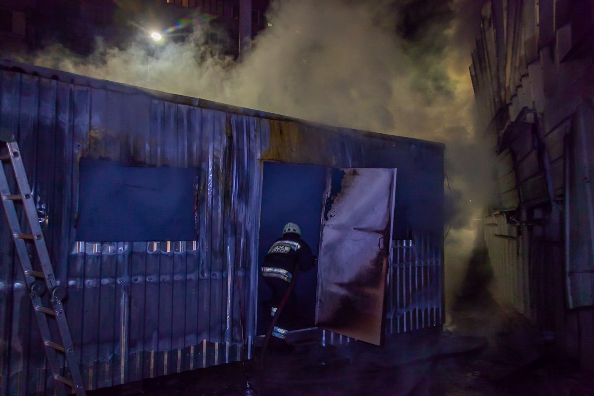 Сперва загорелась небольшая пристройка Сперва загорелась небольшая пристройка