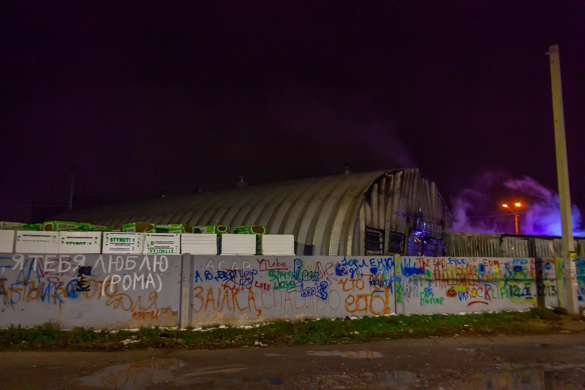 Затем огонь перекинулся на ангар Затем огонь перекинулся на ангар