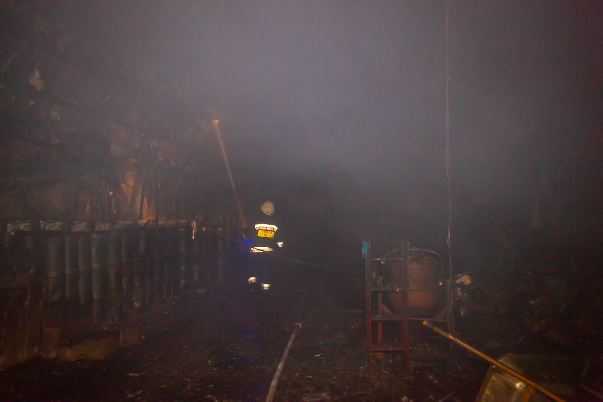 Огонь сильно повредил стройматериалы Огонь сильно повредил стройматериалы