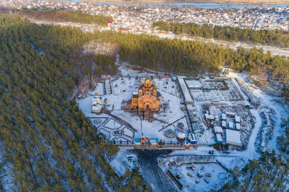 Рядом с церковью расположен сад, зоопарк, купель и много другое Рядом с церковью расположен сад, зоопарк, купель и много другое