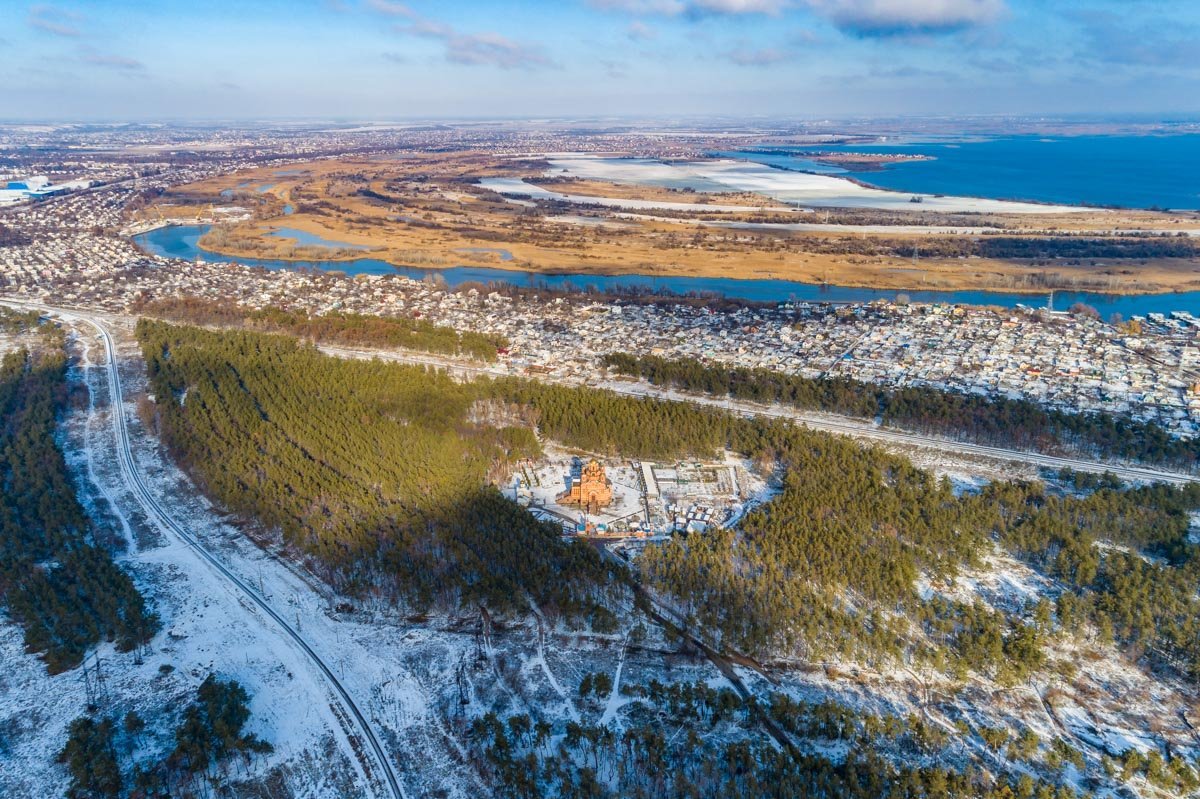 Церковь стоит в лесу Церковь стоит в лесу