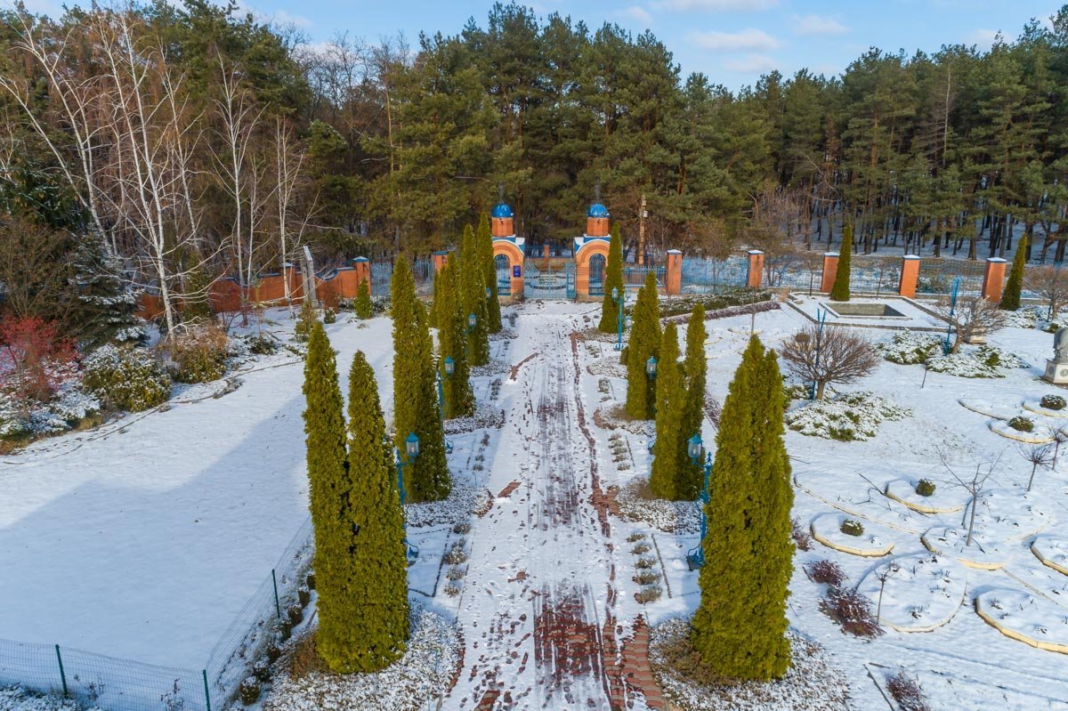 Здания оформлены в византийском стиле Здания оформлены в византийском стиле