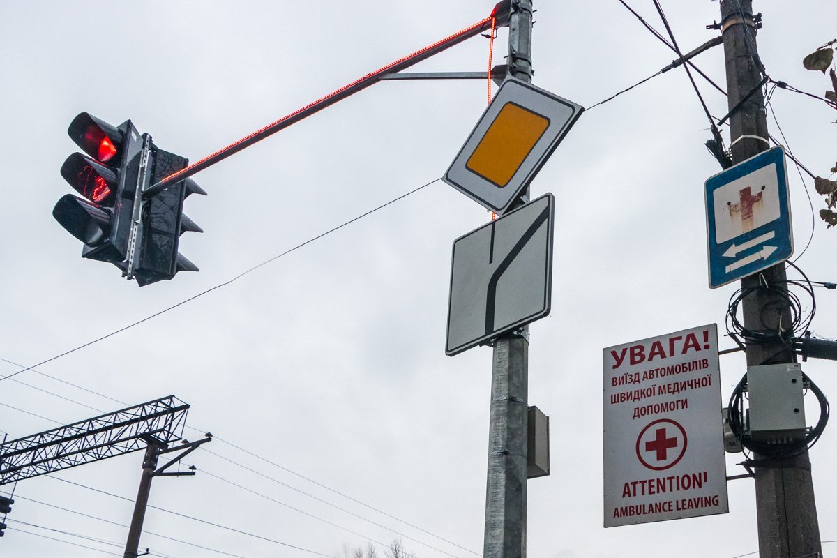 Второй светофорный объект появился на пересечении улиц Каруны и Бажова Второй светофорный объект появился на пересечении улиц Каруны и Бажова