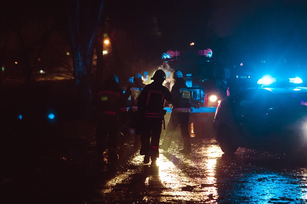 На Днепросталевской упало дерево на дорогу 