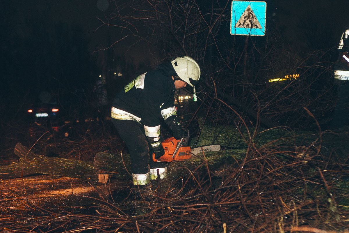 На место прибыла бригада МЧС и полностью устранила проблему в 22:35