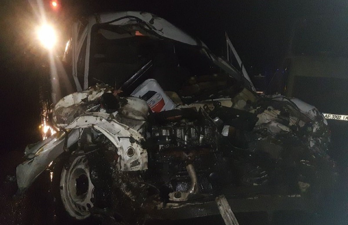 Мужчину из машины доставали спасатели при помощи специального оборудования Мужчину из машины доставали спасатели при помощи специального оборудования