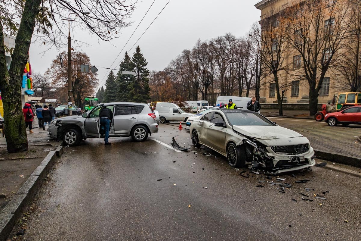 Троллейбусы стоят Троллейбусы стоят