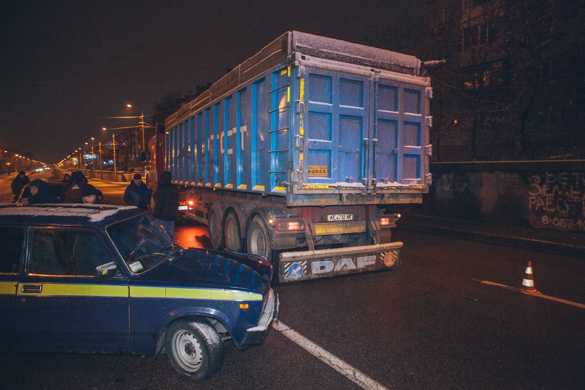 В результате столкновения автомобиль ВАЗ перекрутило перед кабиной фуры и выкинуло в крайнюю левую полосу В результате столкновения автомобиль ВАЗ перекрутило перед кабиной фуры и выкинуло в крайнюю левую полосу