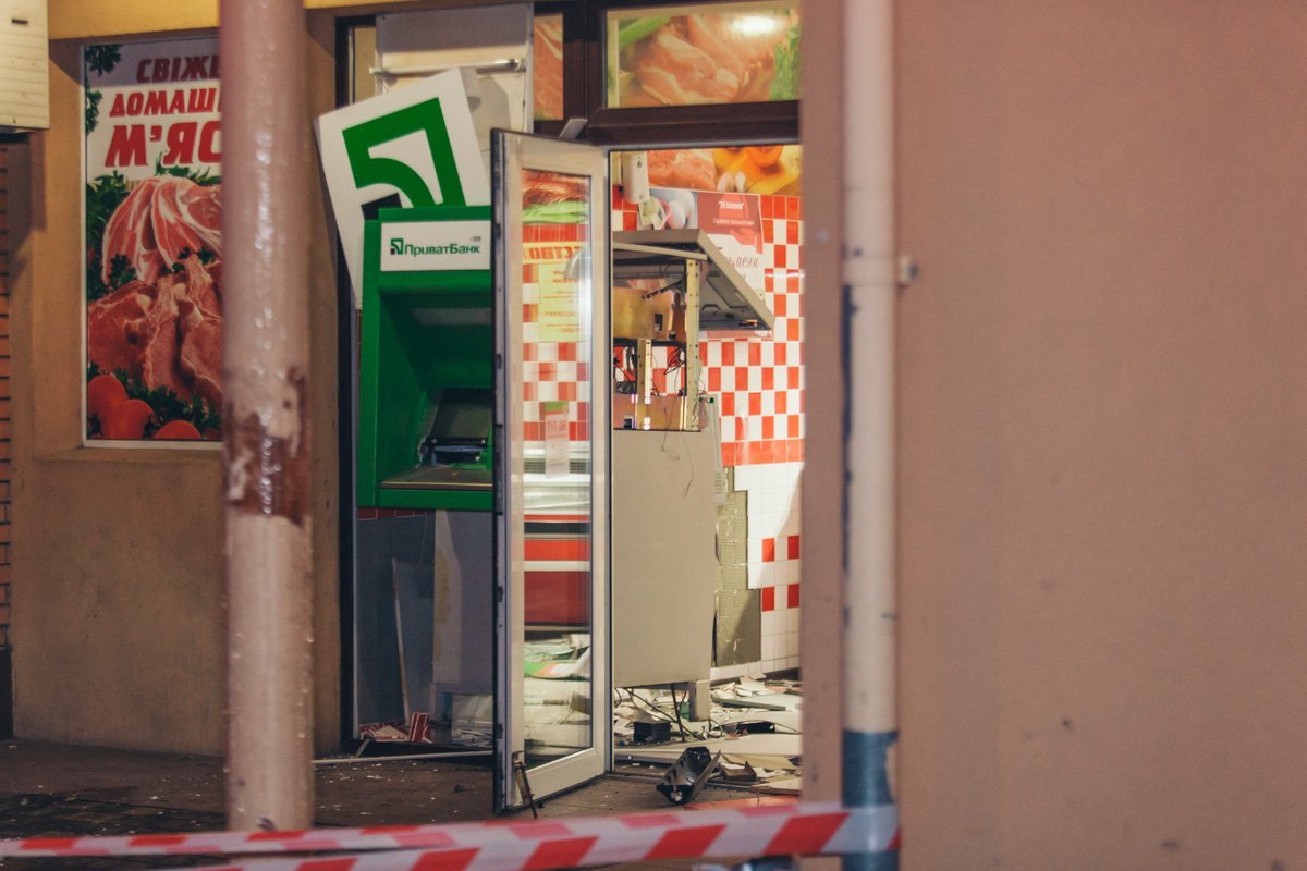 По словам сотрудников патрульной полиции, неизвестные вставили в купюроприемник банкомата трубу, через которую запустили газ По словам сотрудников патрульной полиции, неизвестные вставили в купюроприемник банкомата трубу, через которую запустили газ