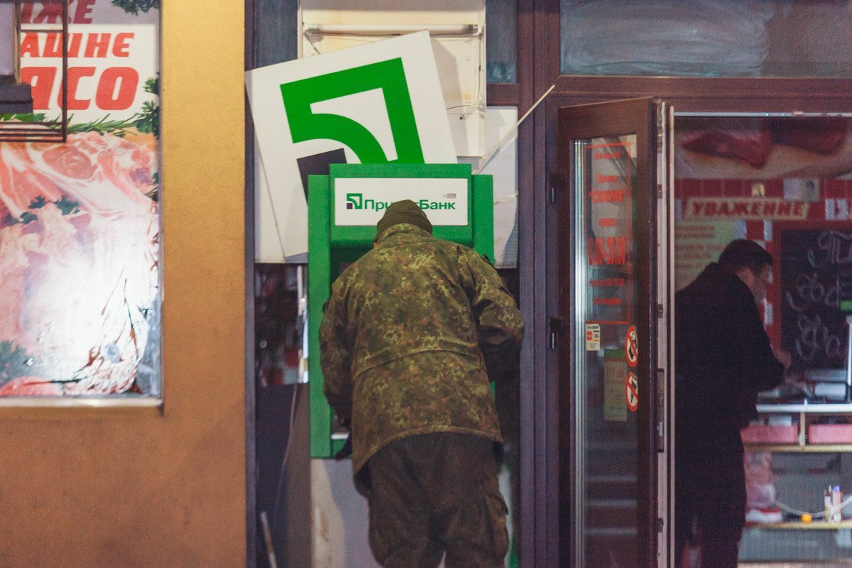 После взрыва банкомата преступники завладели деньгами и скрылись с места происшествия После взрыва банкомата преступники завладели деньгами и скрылись с места происшествия