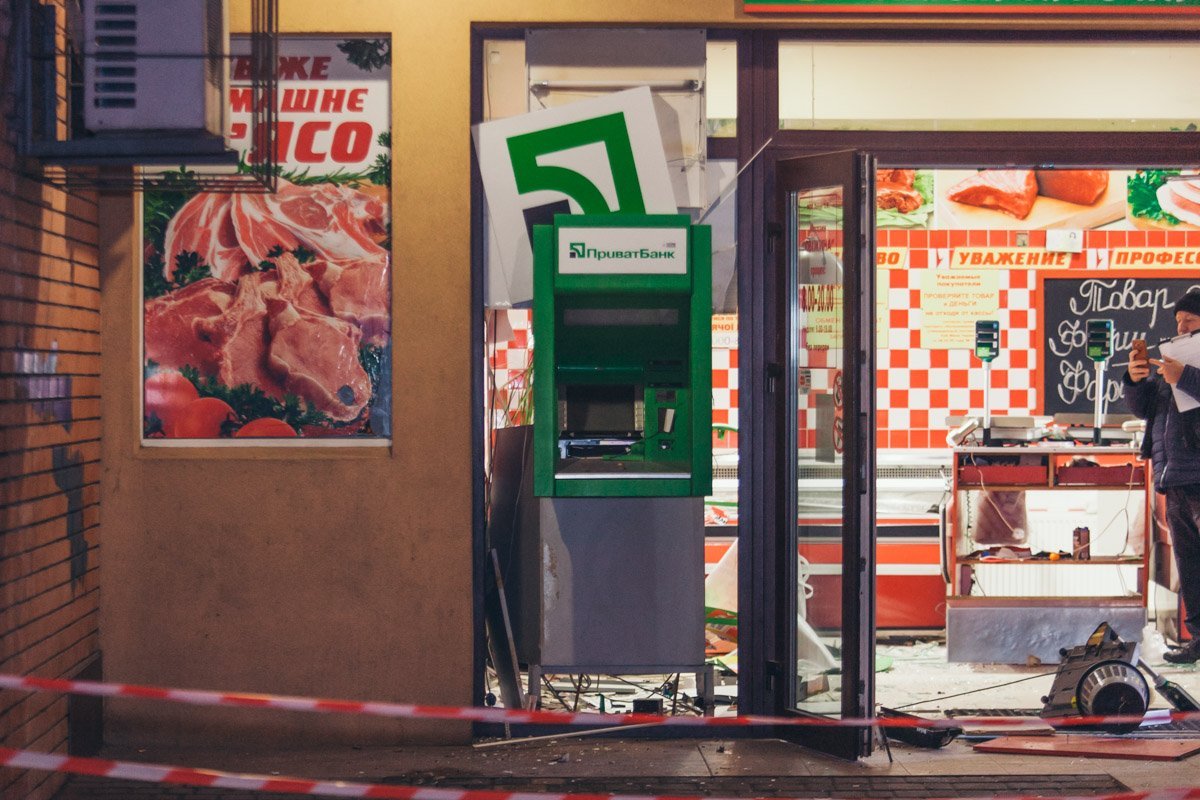 По предварительной информации, злоумышленников было трое или больше человек По предварительной информации, злоумышленников было трое или больше человек