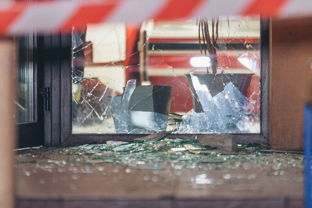 Взрыв был настолько сильный, что у магазина, находившегося рядом, открылись двери и разбились окна Взрыв был настолько сильный, что у магазина, находившегося рядом, открылись двери и разбились окна