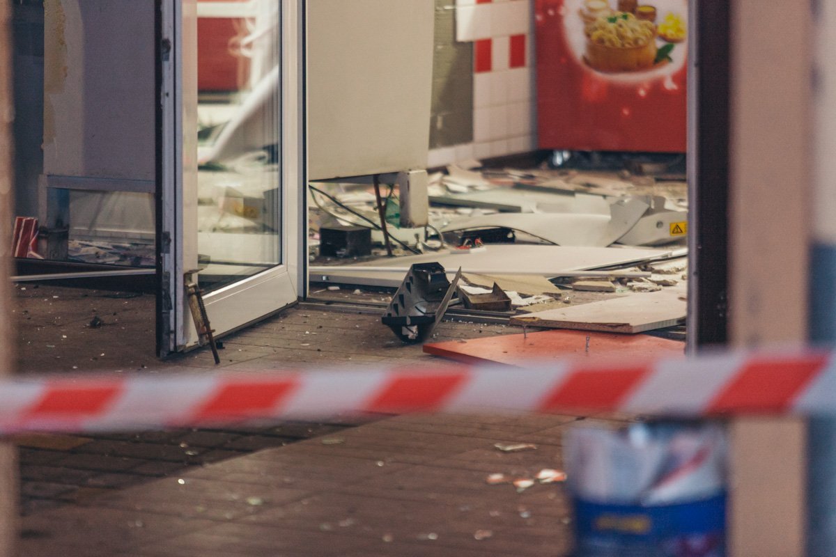 Пострадало имущество магазина, который находился рядом с банкоматом  Пострадало имущество магазина, который находился рядом с банкоматом