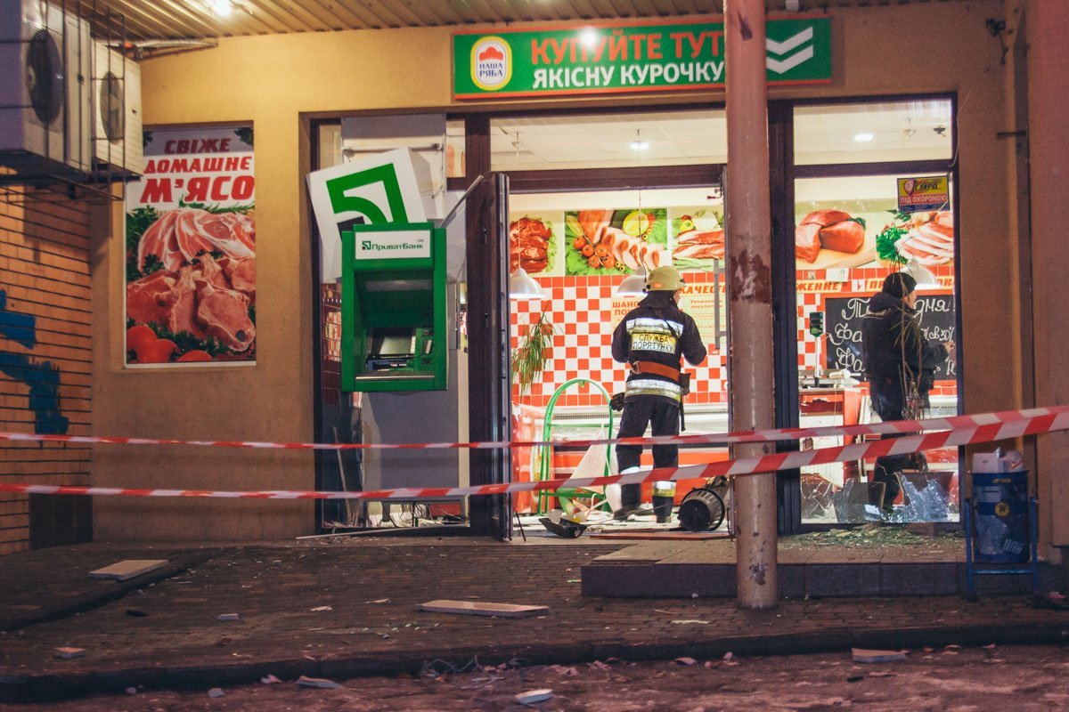 Чуть позже на место происшествия приехали сотрудники ГСЧС Чуть позже на место происшествия приехали сотрудники ГСЧС