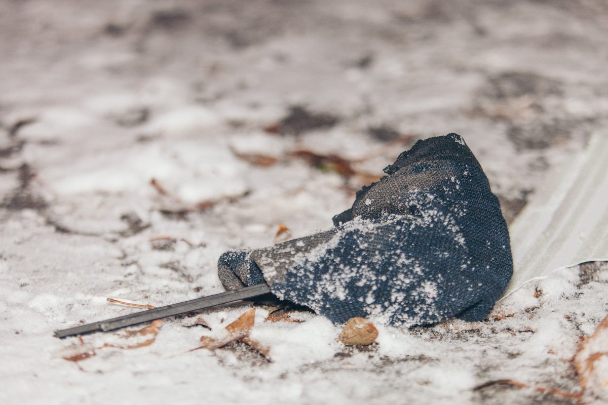 Один из злоумышленников потерял на месте происшествия шапку  Один из злоумышленников потерял на месте происшествия шапку