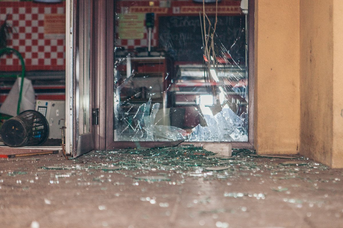 Предварительно, преступники были одеты в темные вещи Предварительно, преступники были одеты в темные вещи