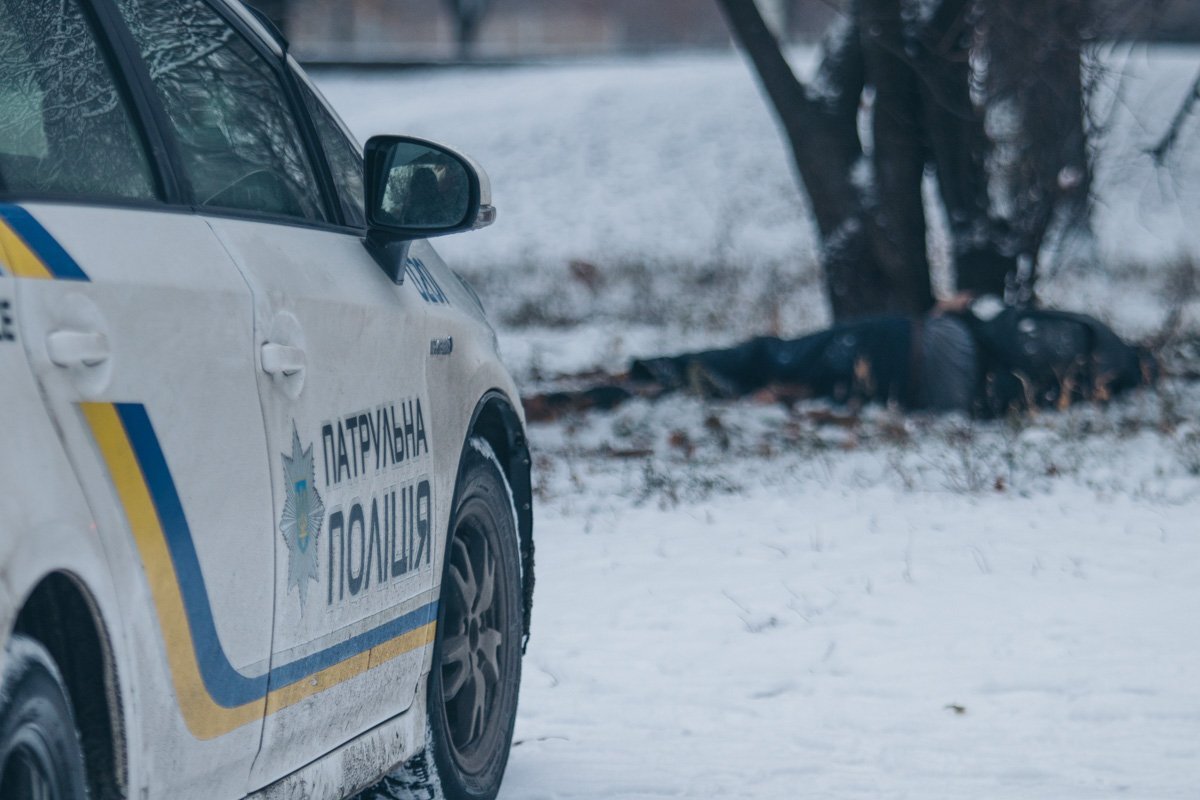 На вид ему около 40 лет, личность не установлена, поскольку каких-либо документов он при себе не имел