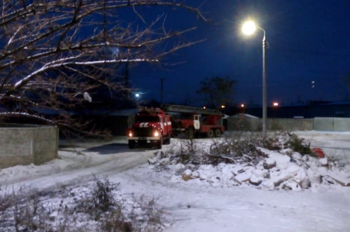 Из горящей квартиры спасли хозяина