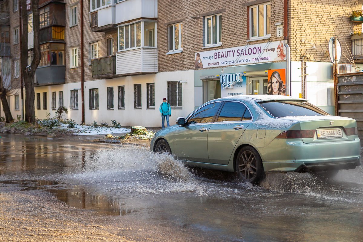 Вода течет вниз по всей улице до проспекта Дмитрия Яворницкого Вода течет вниз по всей улице до проспекта Дмитрия Яворницкого