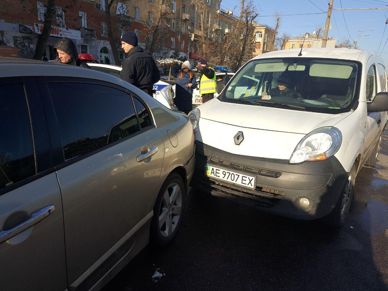 Водитель Honda начал отъезжать назад и врезался в микроавтобус Renault