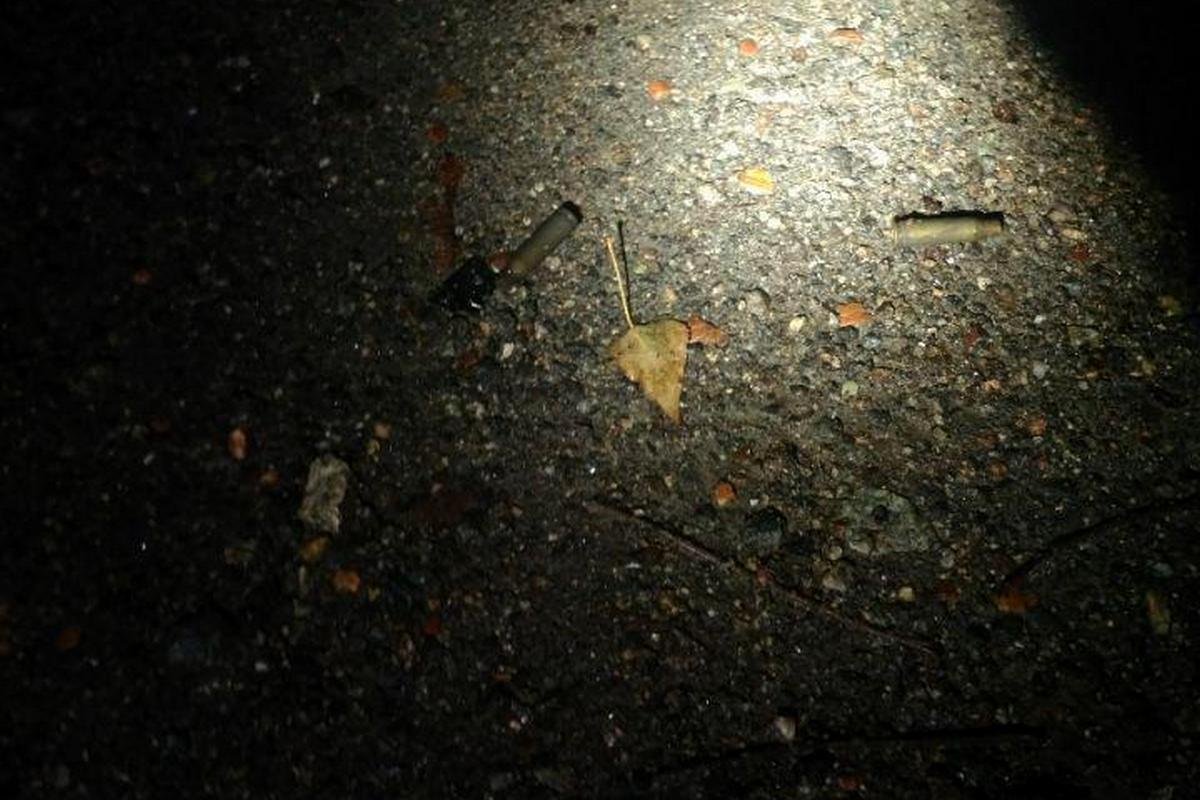 Возле машины лежали около 19 гильз Возле машины лежали около 19 гильз