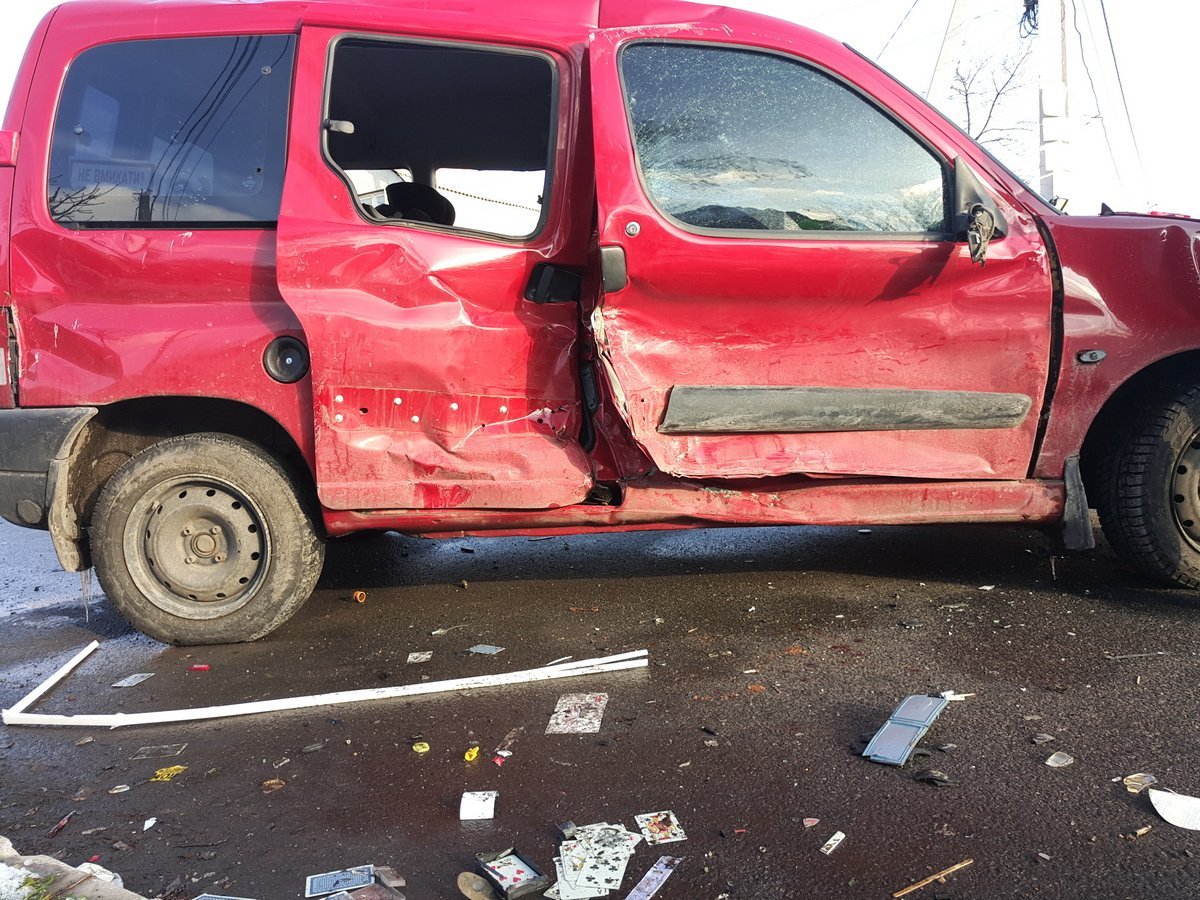 Citroen от удара перевернулся Citroen от удара перевернулся