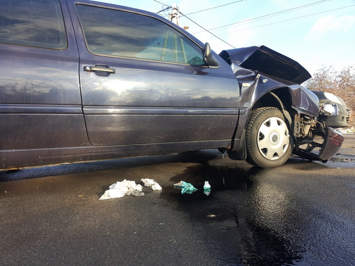 У Volkswagen сильно пострадала передняя часть У Volkswagen сильно пострадала передняя часть