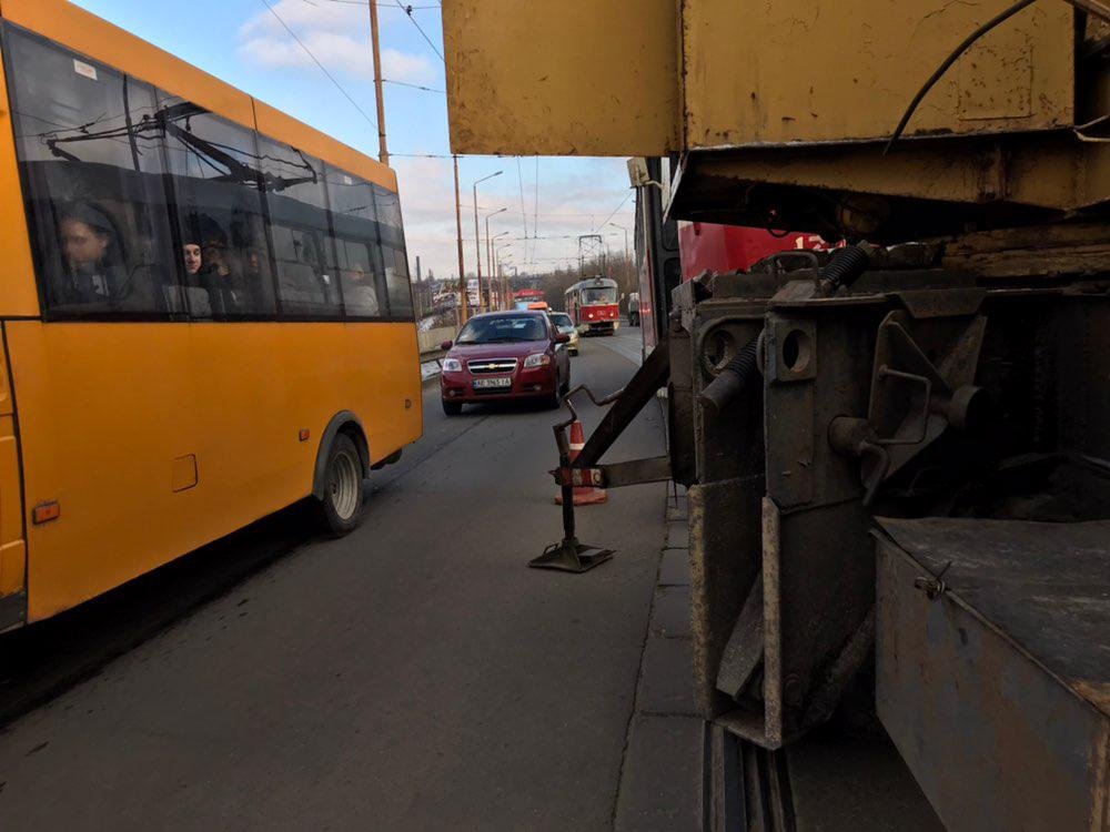 Движение на Амурском мосту слегка затруднено Движение на Амурском мосту слегка затруднено