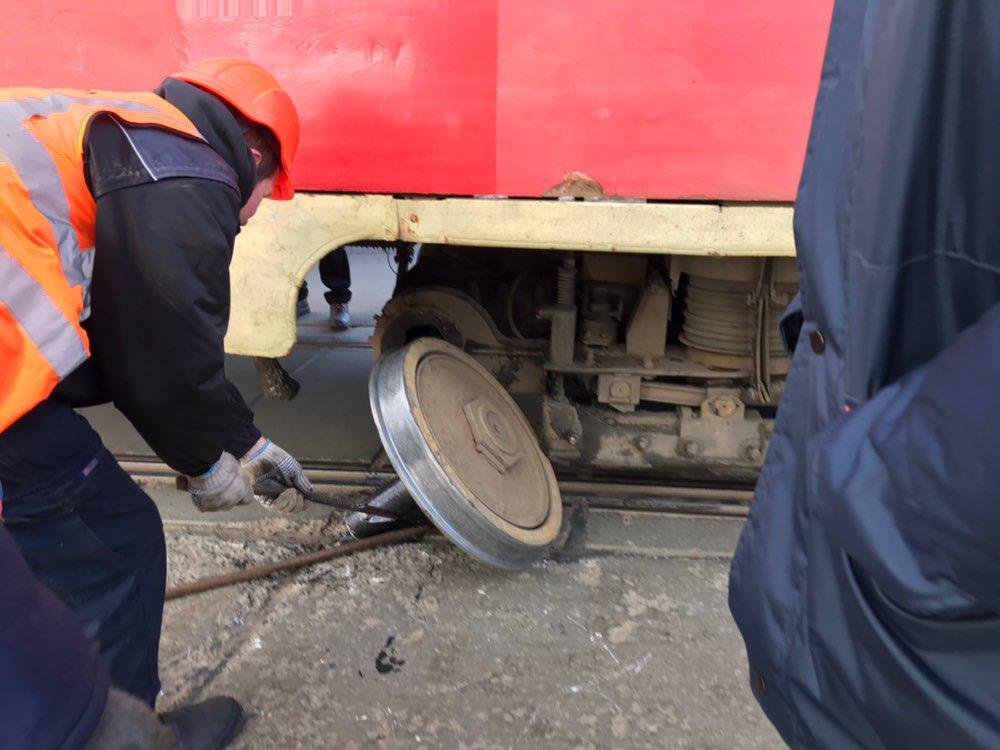 У трамвая отпало колесо У трамвая отпало колесо