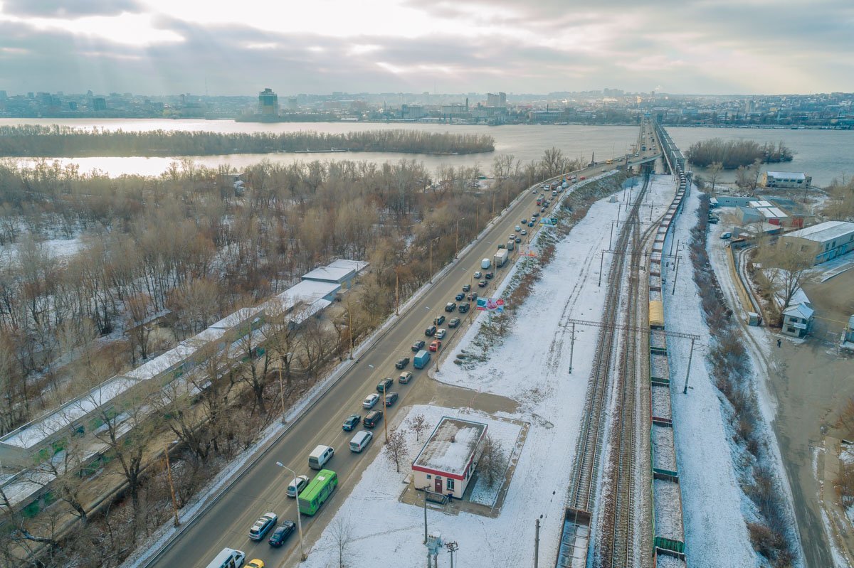 Из-за аварии образовалась пробка Из-за аварии образовалась пробка