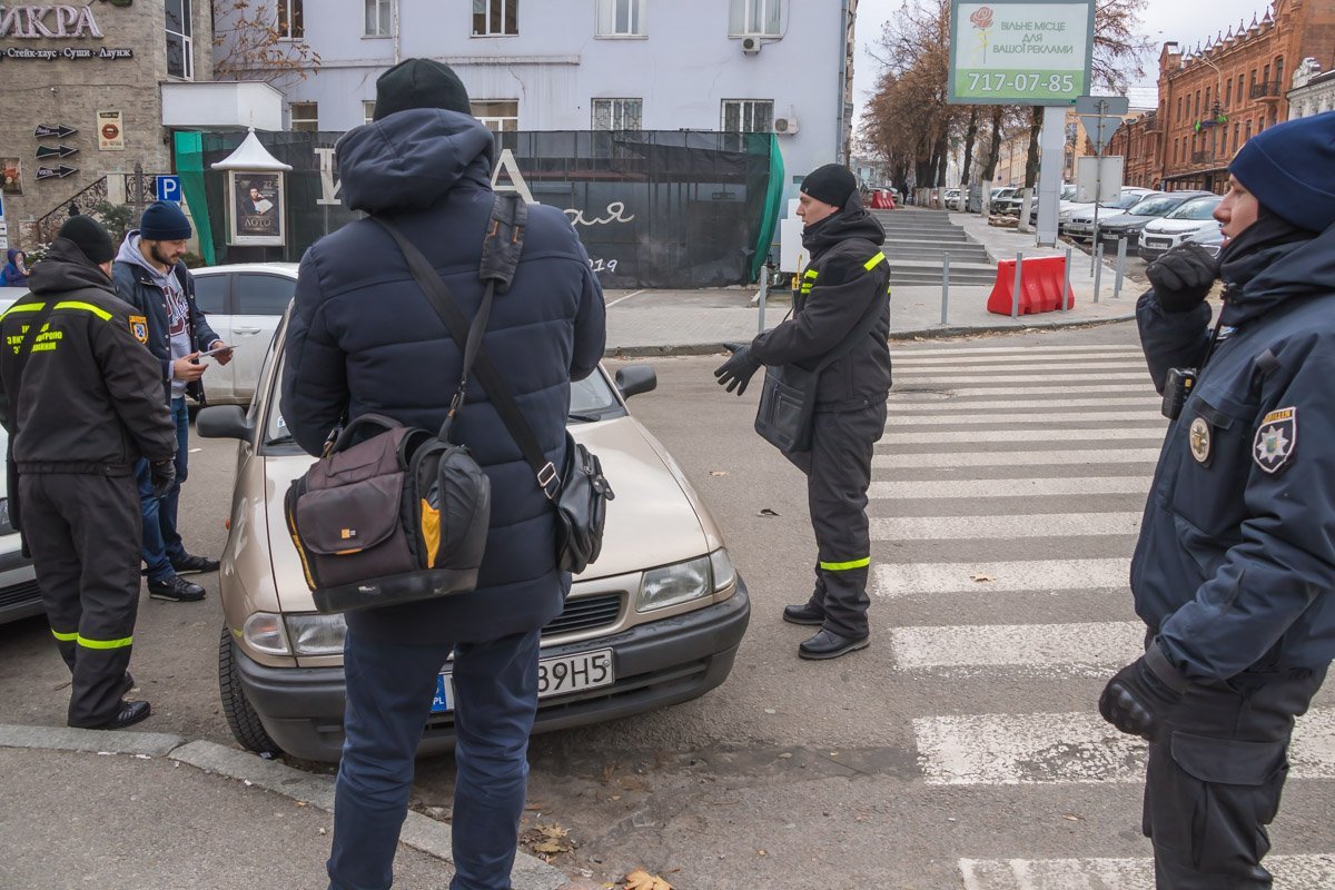 Инспекторы информируют водителей о нарушениях