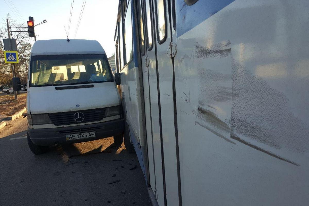 Авария произошла прямиком на остановке общественного транспорта Авария произошла прямиком на остановке общественного транспорта