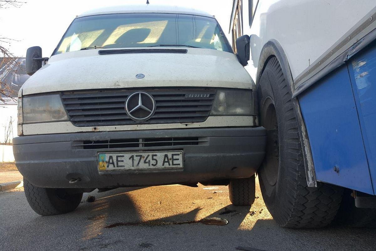 Предварительно, водитель троллейбуса подрезал маршрутное такси Предварительно, водитель троллейбуса подрезал маршрутное такси