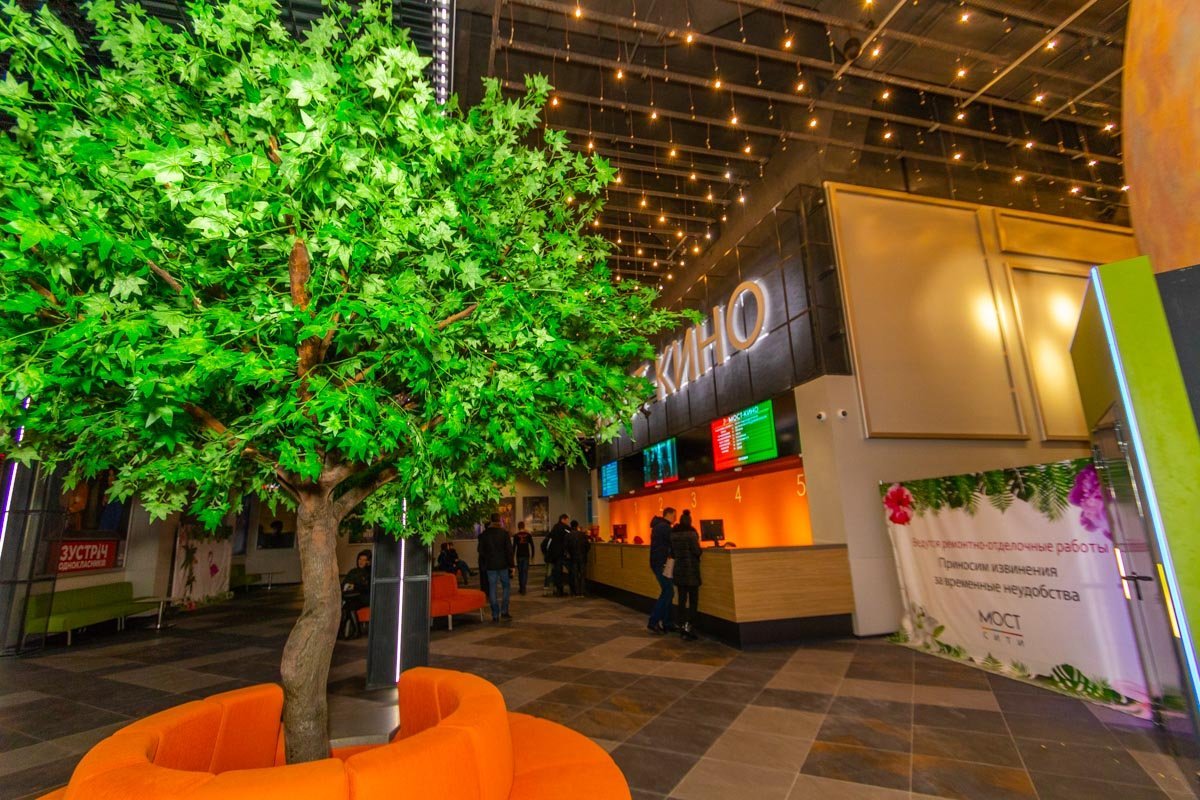 В ближайшее время возле кинотеатра начнут работать бар и кафе с панорамными окнами и видом на Днепр