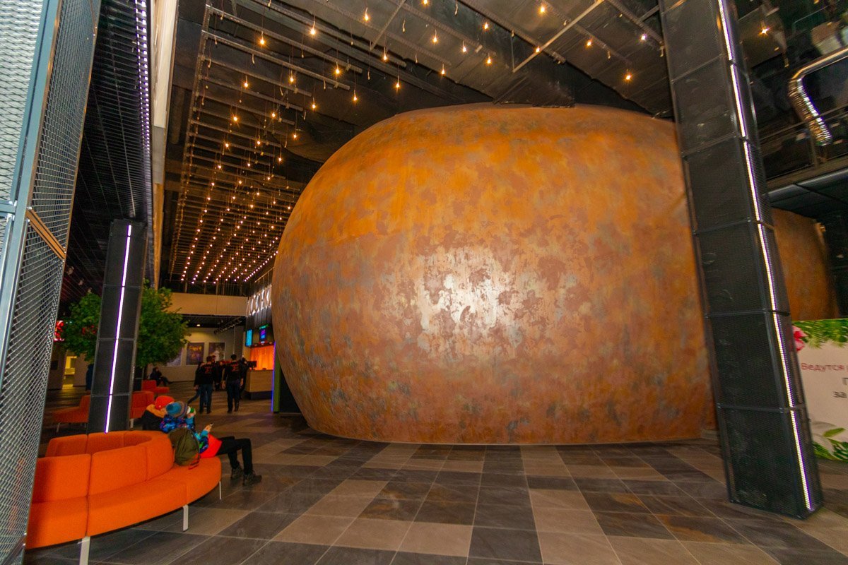 Во время реконструкции оборудовали пандусы, а в залах выделили отдельный ряд для людей с инвалидностью